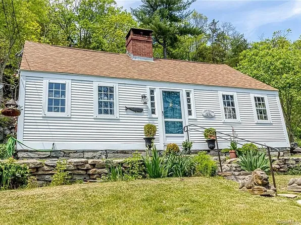 12 Mediterranean Ln, Norwich, CT 06360