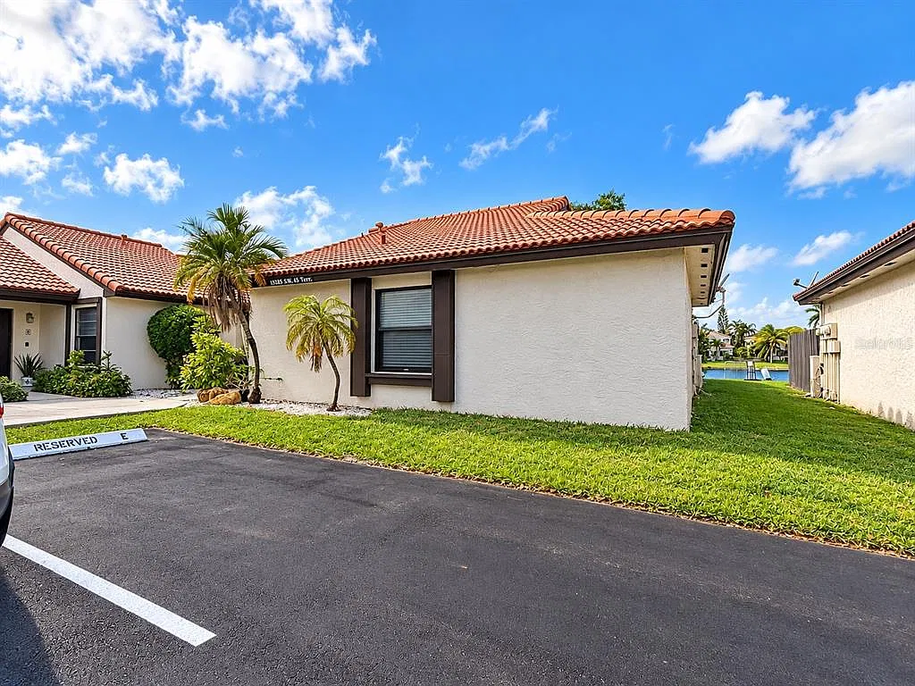 2 bed, 2.0 bath, 940 sqft, $2,800 — Photo 2