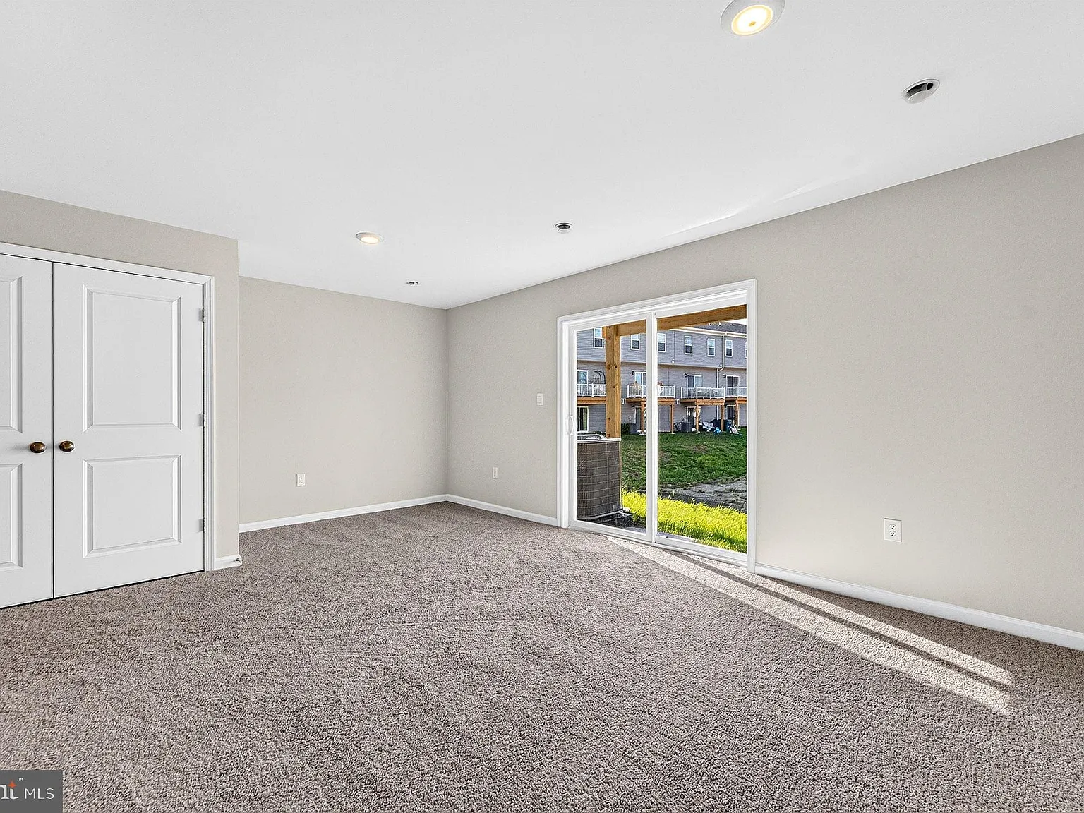 3 bed, 2.5 bath, 1962 sqft, $3,100 — Photo 4