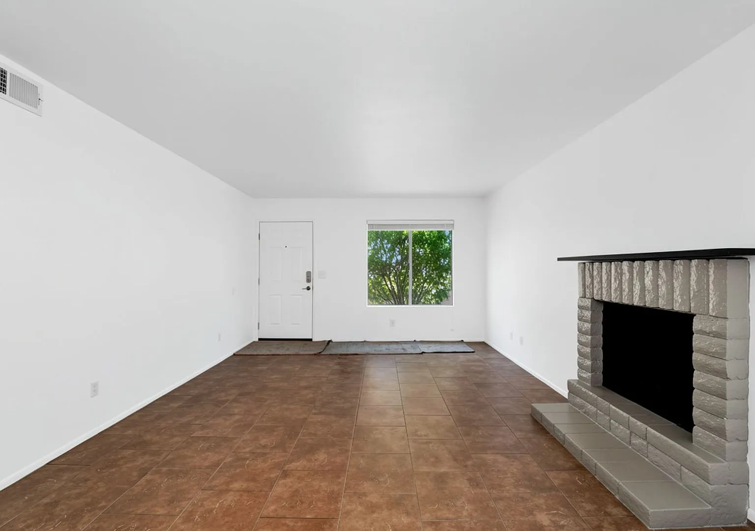 Well-Maintained 3-Bedroom Home Close to Shopping, Dining & Freeways! — Photo 4