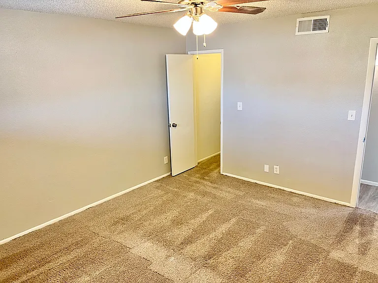 The Beverly — Photo 30