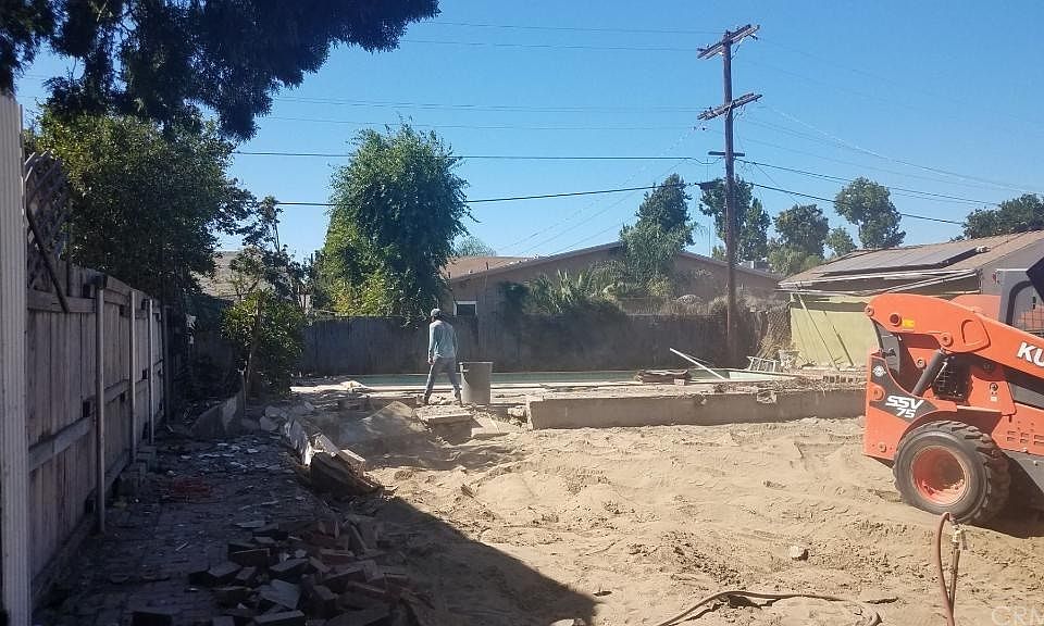 1st image of 6729 Babcock Ave