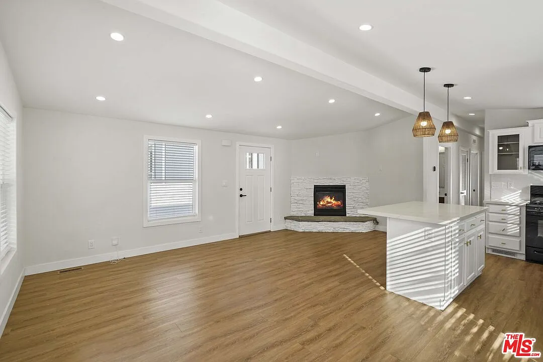 2 bed, 2.0 bath, 1200 sqft, $4,300 — Photo 3