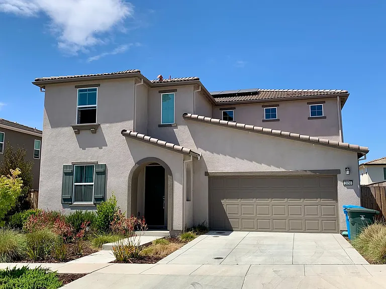 2050 Brighton Dr — Photo 2
