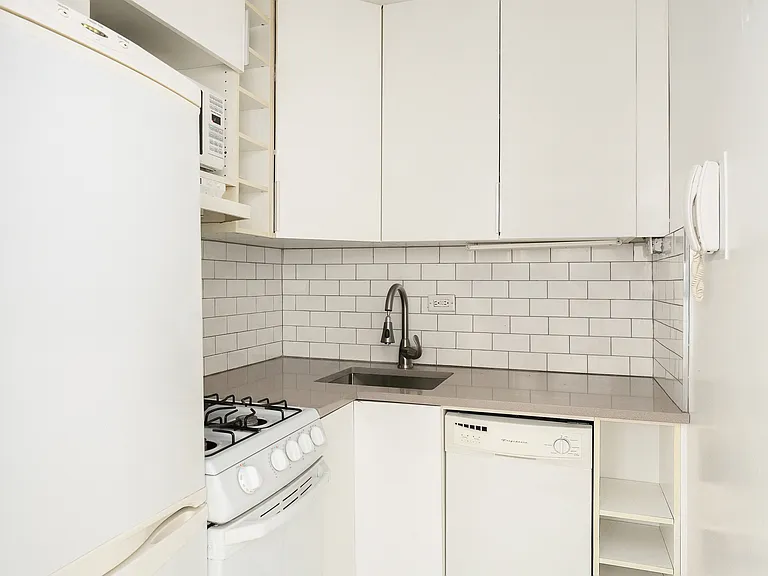 411 E 53rd St #10E — Photo 5