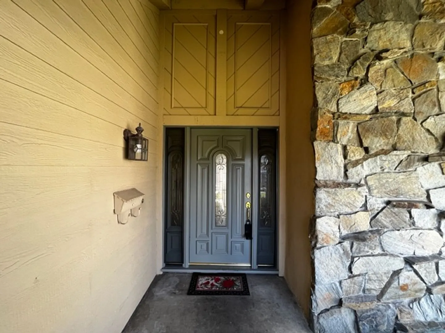 4 bed/3 bath house w/ loft area and officein Huntington Beach — Photo 2