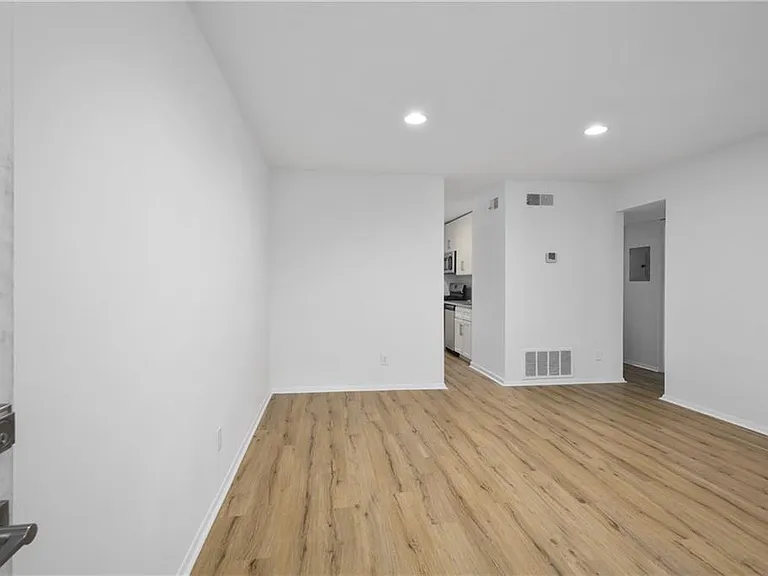 1170 Greenwich St SW #3 — Photo 2