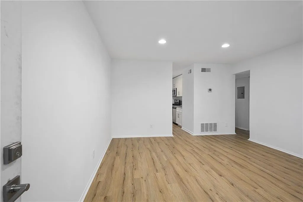 Building Photo - 1170 Greenwich St SW #3