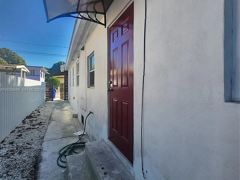 1726 SW 25th Ave #B — Photo 2