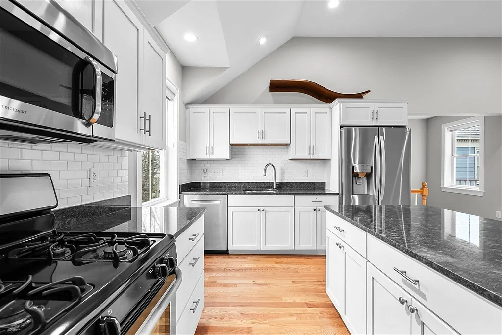 2 bed, 2.0 bath, 1285 sqft, $3,975 — Photo 2