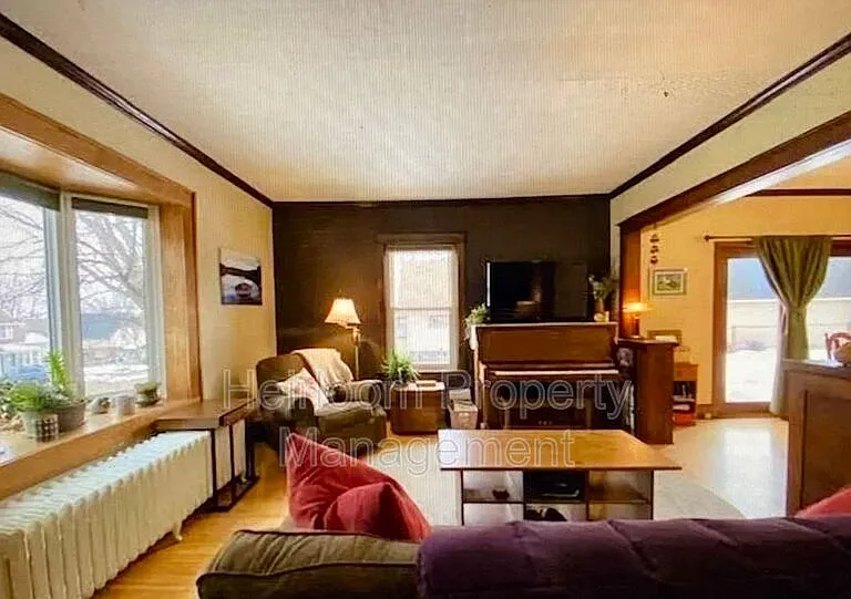 123 E Winona St — Photo 4