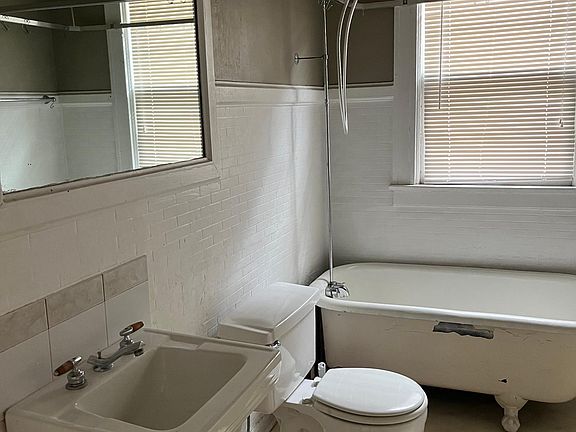 4th image of 400 Lafayette Ave #2