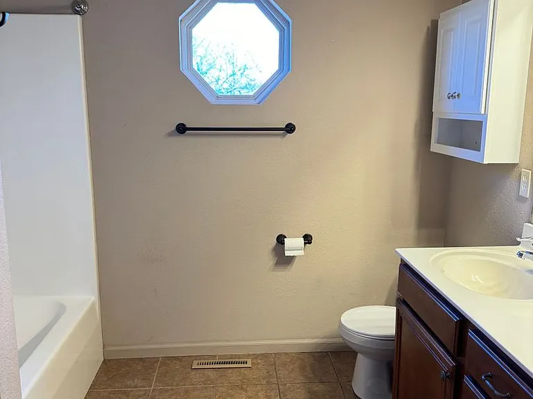 403 Camel Ct — Photo 8