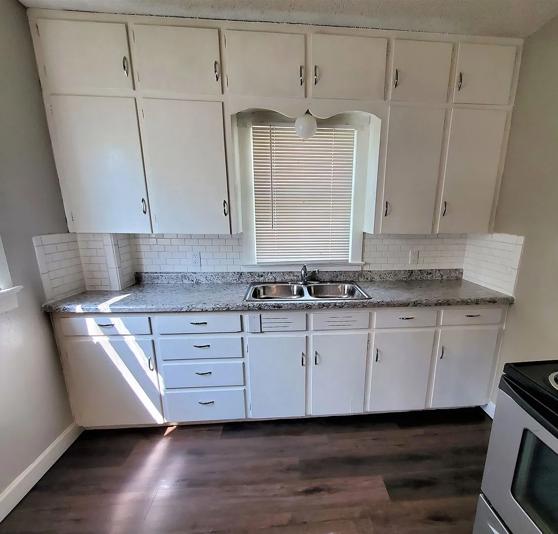 Remodeled 2 Bd with huge kitchen, dining room and living room — Photo 3