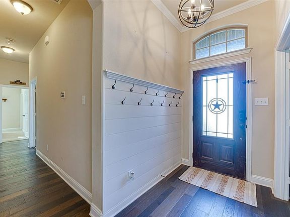 3rd image of 1109 Colonial Dr