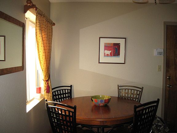 Roomy eat-in space in kitchen area