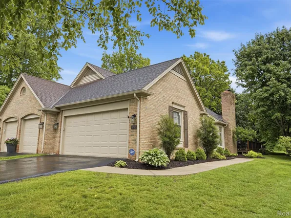 4782 Pine Eagles Dr #12, Brighton, MI 48116