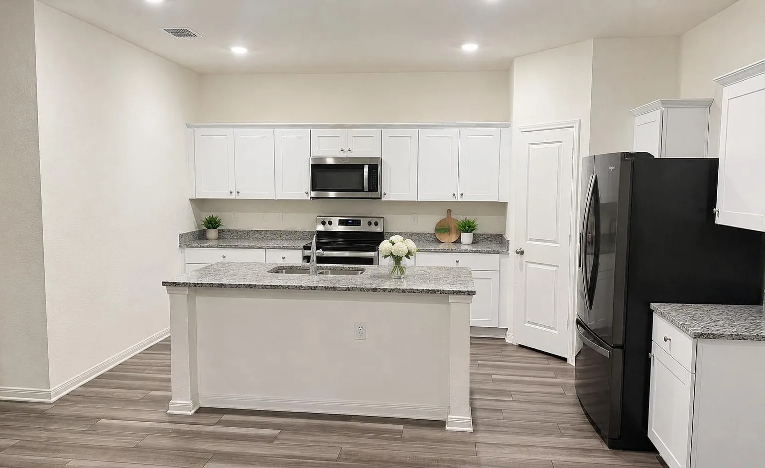 4 bed, 3.0 bath, 2600 sqft, $711 — Photo 4