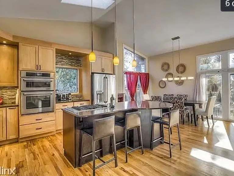 1320 Oak Ct — Photo 4