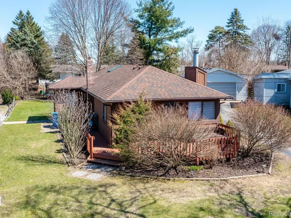 8303 Lagoon St, Commerce Township, MI 48382