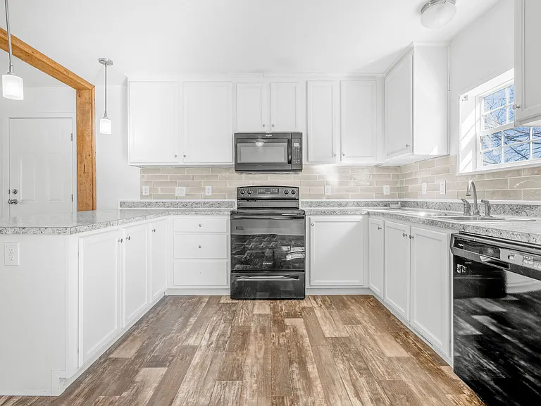 204 E 11th St #1 — Photo 26