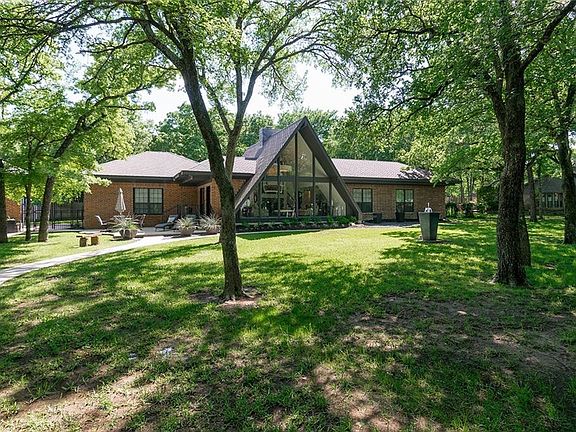 3rd image of 2851 Brookwood Ln