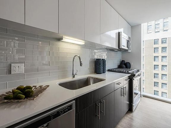 4th image of 100 N Garland Ct #2703
