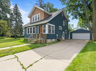 135 W 3rd St, Oconomowoc, WI 53066