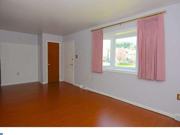 4th image of 151 Thomas Dr