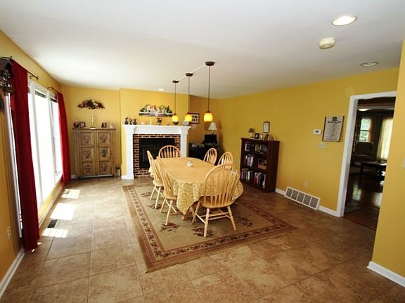 4th image of 243 Crowfield Cir