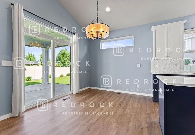1725 N Meyers Ct — Photo 6