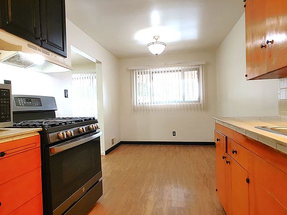 4th image of 1018 Palomas Dr SE APT A