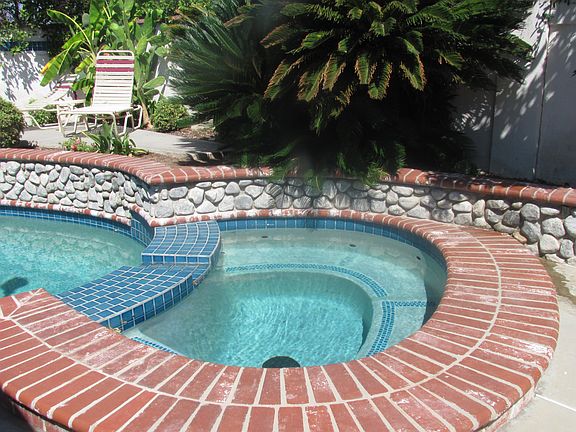 Spa, connected to pool