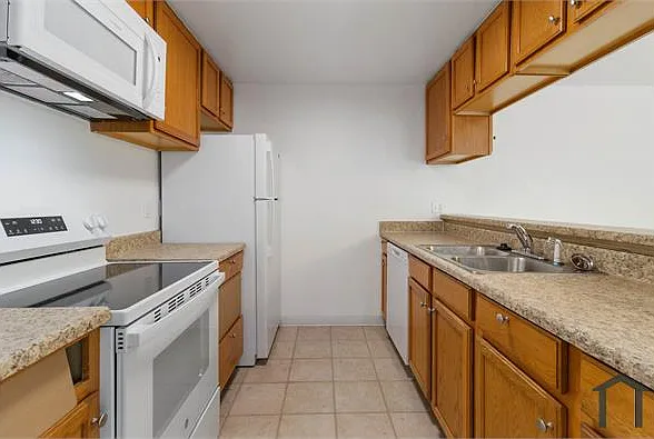 3 bed, 912 sqft, $2,425 — Photo 2