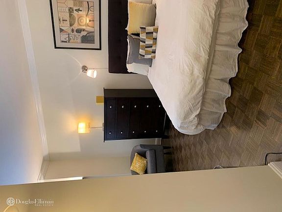 4th image of 150 W 51st St APT 2021