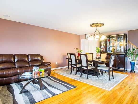 4th image of 202 Kirshon Ave