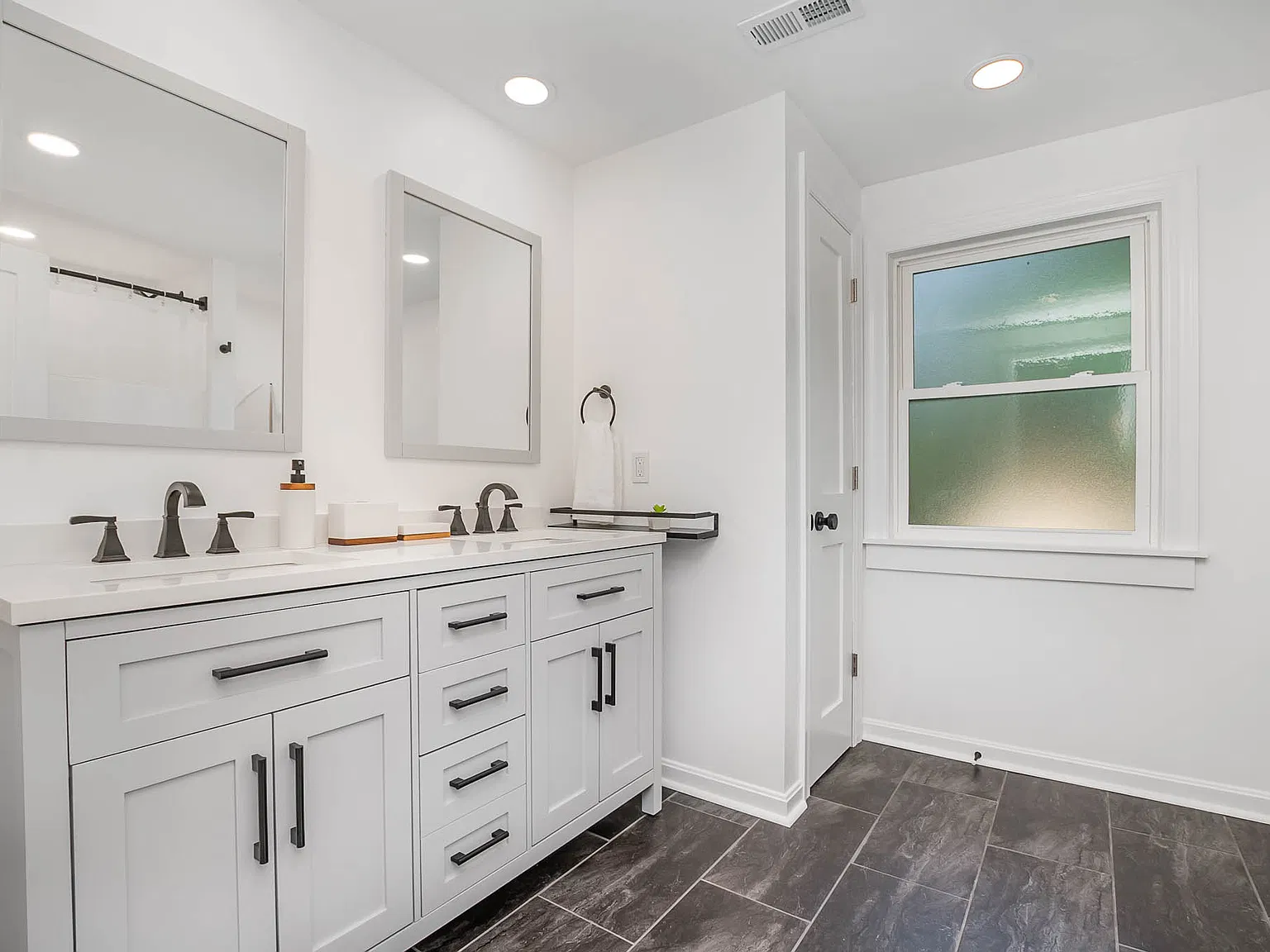 2 bed, 1450 sqft, $2,449 — Photo 3