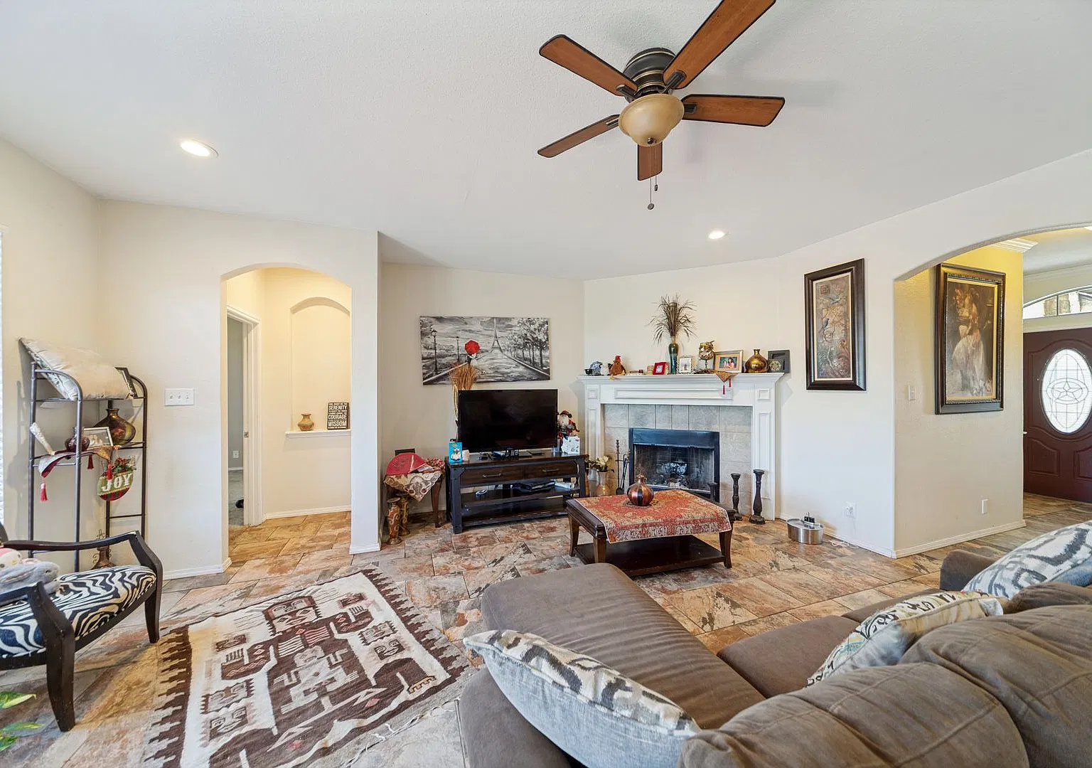 Beautiful Single Story Home In Hills Of Rivermist — Photo 3