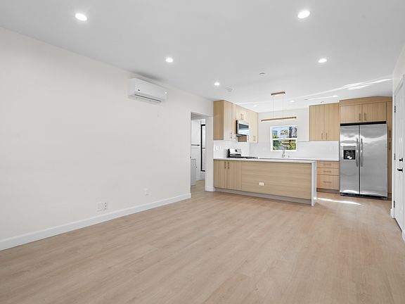 5th image of 3301 S Beverly Dr #2