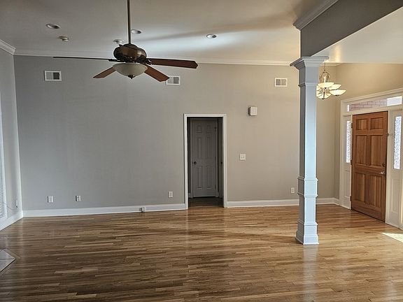 4th image of 401 Pine Glen Ct SW