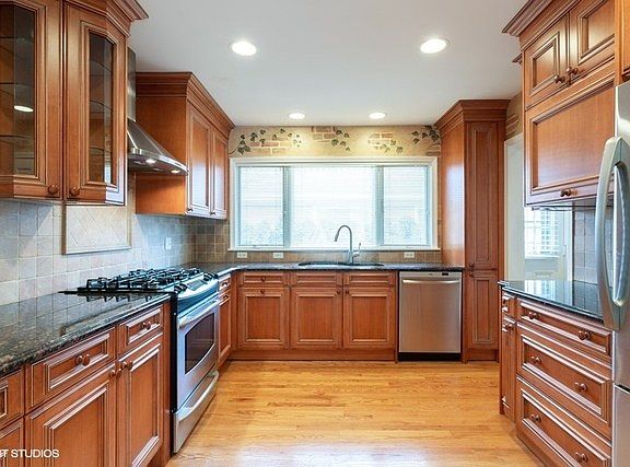 4th image of 370 Cornell Ave