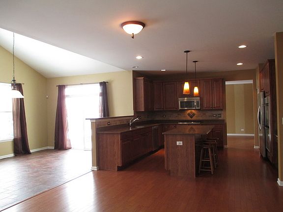 4th image of 475 Sandlewood Ln