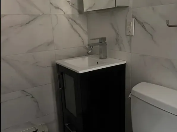 22-11 Steinway Street image 11 of 14