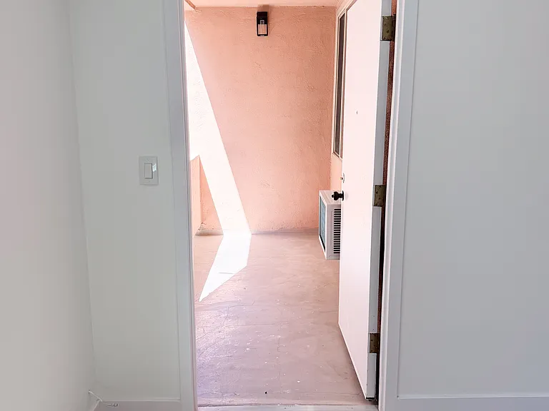 Encino Country Club Apartments — Photo 38