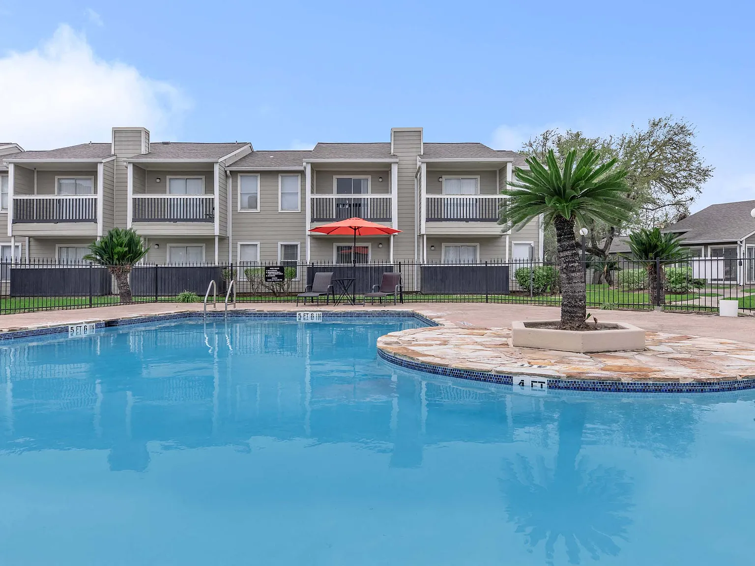 Royal Wildewood Manor Apartments — Photo 2