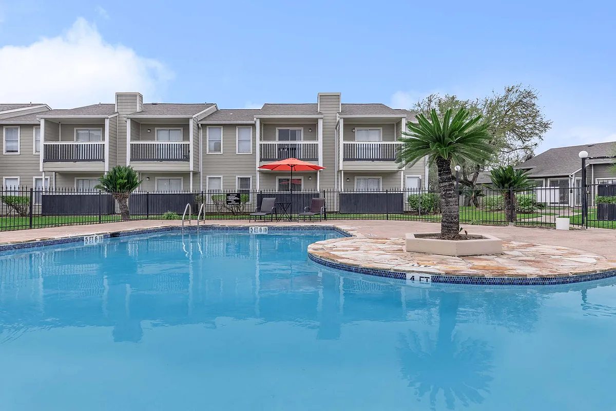 Building Photo - Royal Wildewood Manor Apartments