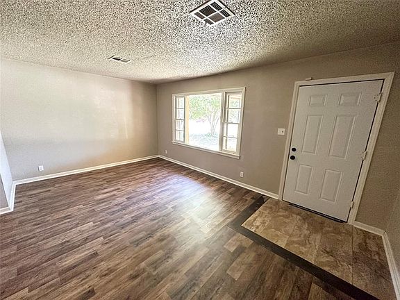 4th image of 901 E Oakwood Ave