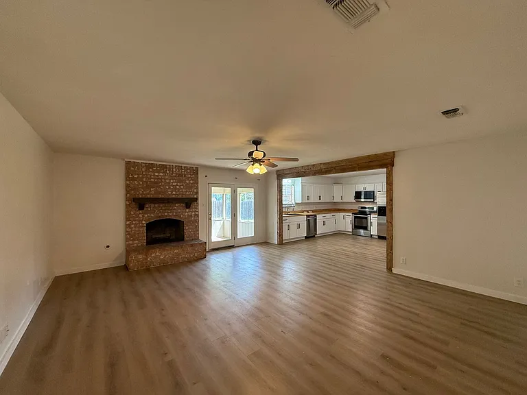 3106 Sierra Dr — Photo 2