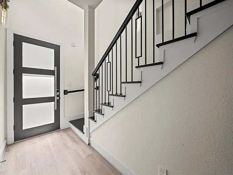 3 bed, 2.5 bath, 1360 sqft, $2,299 — Photo 2