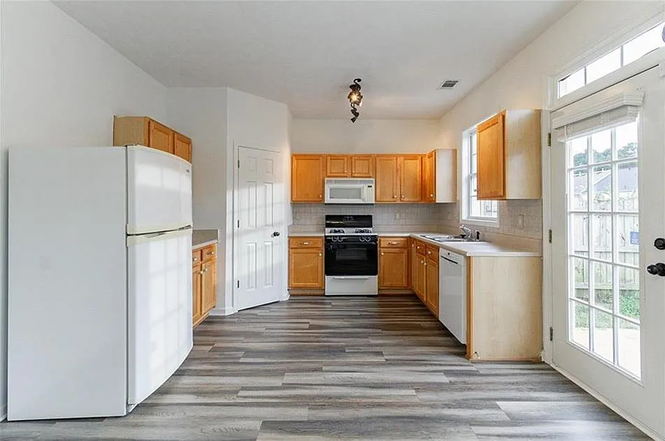 3 bed, 1851 sqft, $2,300 — Photo 4